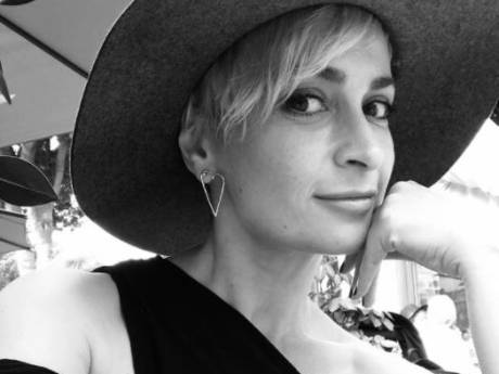 Hollywood in shock na bizarre dood cameravrouw Hutchins (42)