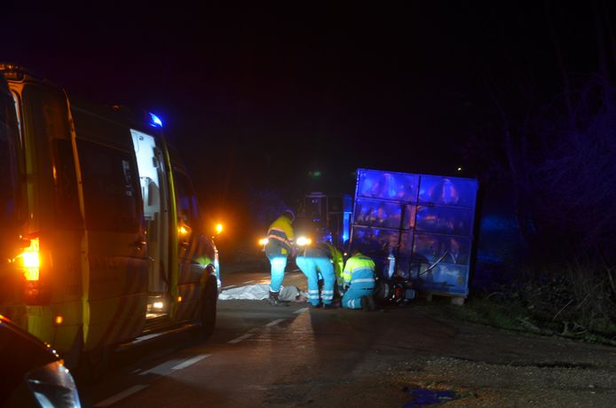 Een scooterrijdster is in Zutphen op een op de weg staande container gebotst.