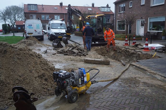 Monteurs van het waterleidingbedrijf maakten een deel van de straat open om het lek te repareren.