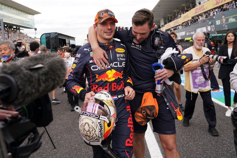Verstappen lachend na de kwalificatierondes voor de Japanse Formule 1 Grand Prix. Beeld AP