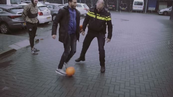 Daar gaat ie: freestylevoetballer Soufiane Touzani geeft wijkagent Niels Euren een panna.