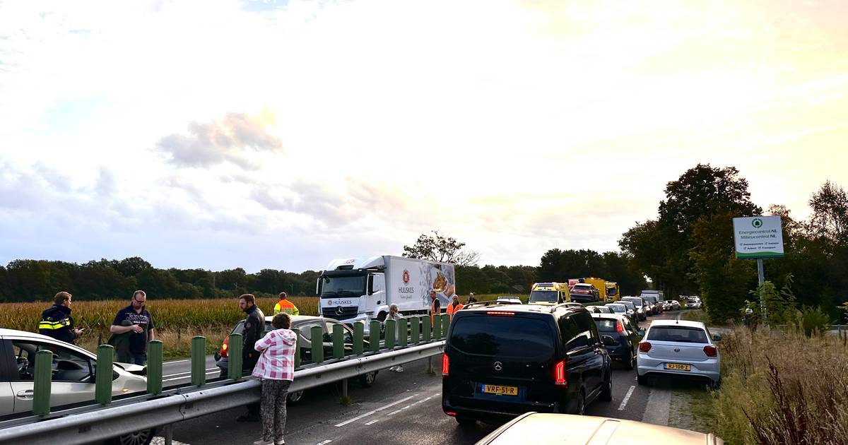 Kop-staartbotsing op N35: meer dan uur vertraging tussen Nijverdal en Wierden.