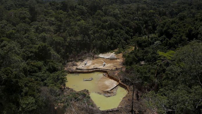 Een illegale goudmijn in het Braziliaanse Amazonewoud.
