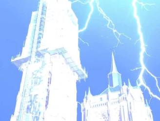 Spectaculaire beelden: bliksem slaat in op Antwerpse kathedraal