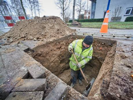 Gaten maken en dichten in Uden-Zuid: riolering op veel plekken kapot