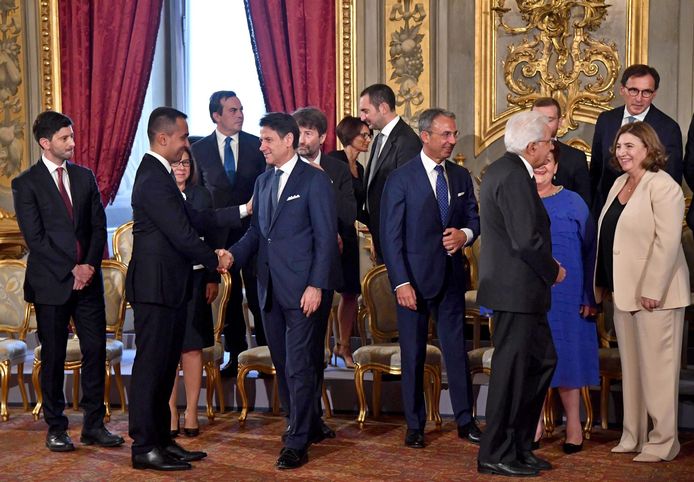Premier Conte schudt de hand van Luigi Di Maio, de voorman van de Vijfsterrenbeweging die nu minister van Buitenlandse Zaken is geworden.