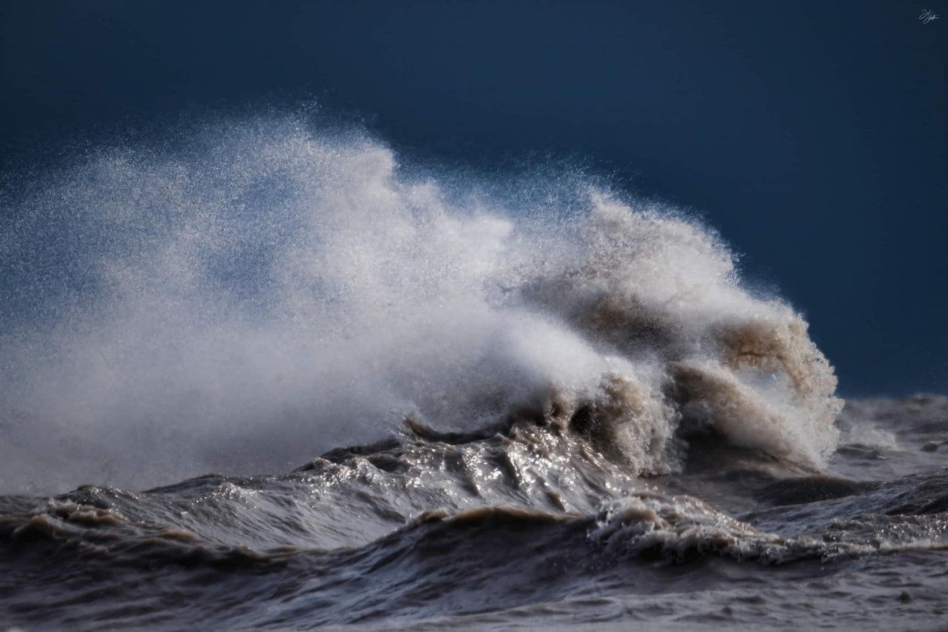 De Canadese Cody Evans trekt regelmatig naar het Eriemeer in de Canadese provincie Ontario om er foto’s van de woeste golven te maken.