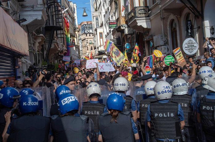 De oproerpolitie gebruikte traangas om de massa aan het Taksimplein uit elkaar te drijven.