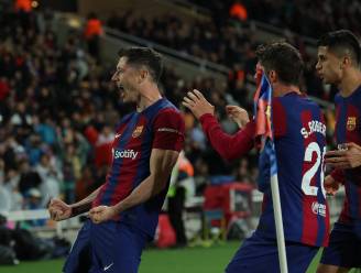 Hattrickheld Robert Lewandowski redt Barcelona na foutenfestival: tiental Valencia op valreep verslagen