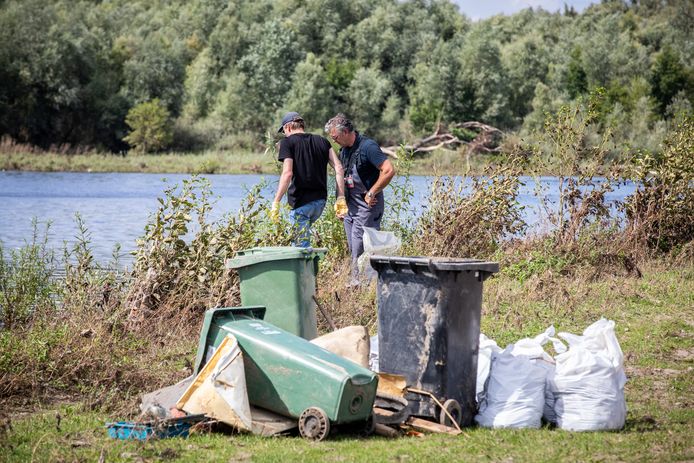 Des bénévoles nettoient les débris des inondations à Lanaken
