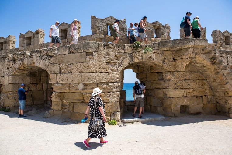 Toeristen in de oude stad van Rhodos. Beeld Julius Schrank / de Volkskrant
