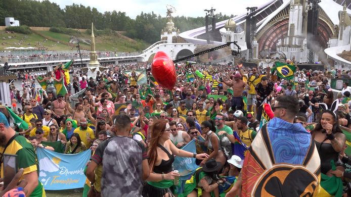 Raphael vraagt zijn vriendin ten huwelijk op Tomorrowland.