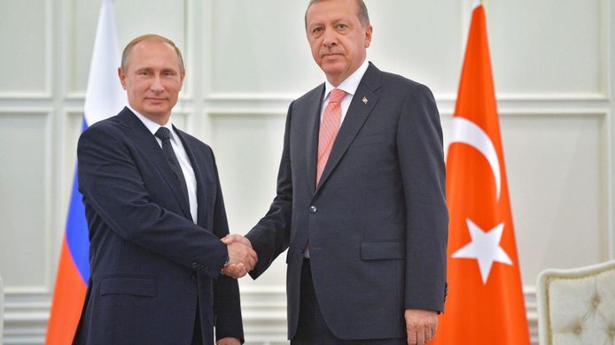 De Russische president Poetin en zijn Turkse collega Erdogan schudden elkaar de hand. (Archieffoto)