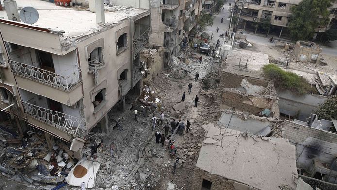Beschadigde gebouwen na een luchtaanval in Douma, een wijk in de Syrische hoofdstad Damascus.