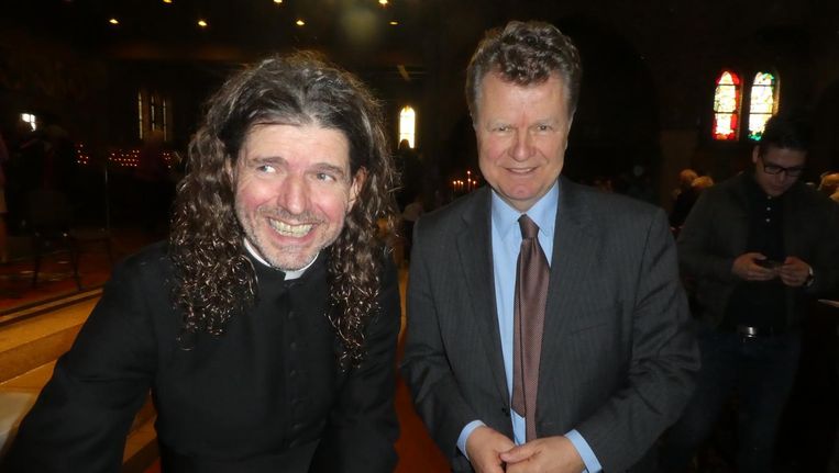 Pastor Pierre Valkering op zijn boekpresentatie samen met oud-politicus Boris Dittrich. Beeld Hans van der Beek