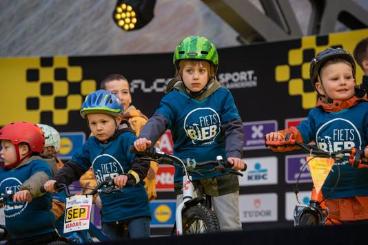 De deelnemers van de Ronde van Vlaanderen voor Kinderen van vorig weekend in Antwerpen, mogen mee op het podium met hun grote wielerhelden. 