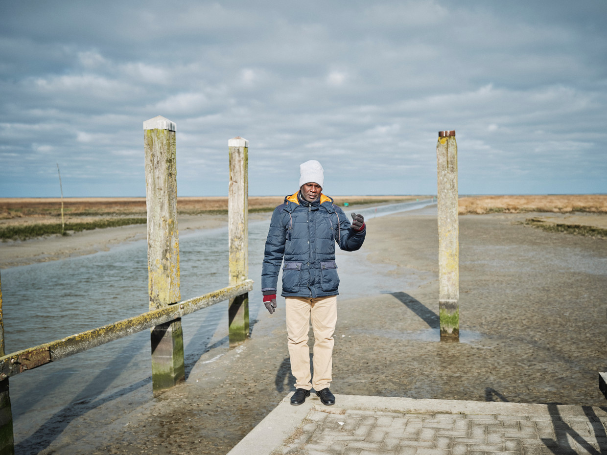 Sidi Yahia Lamrabot nelle distese fangose ​​olandesi di Uskert.  Scultura di Sjak Werboom