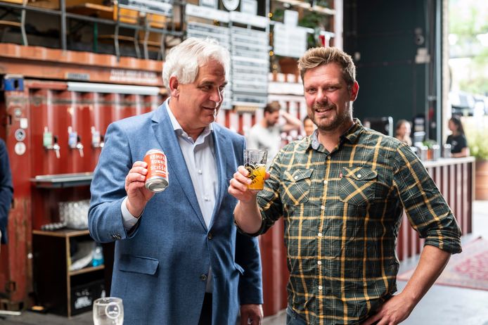 Johan van Nieuwenhuijzen (UFA, links) proeft samen met mede-oprichter Jeroen van Ditmarsch van brouwerij Kompaan de eerste serie van het kreeftenbier.