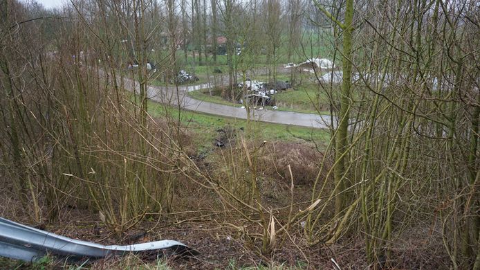 De auto baande zich vervolgens een weg door het kreupelhout