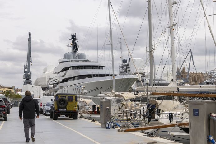 De Tango, een 73 meter lang schip waarvan de waarde meer dan negentig miljoen euro zou bedragen, is eigendom van de Russische multimiljonair Viktor Vekselberg. Het luxejacht werd maandag 4 april doorzocht en in beslag genomen in de haven van Palma de Mallorca.