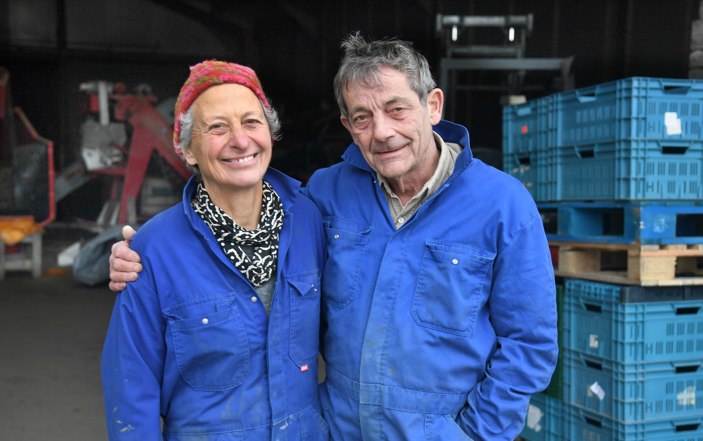 Maritha Jansen en Joop de Koeijer in de loods van hun boerderij bij Brouwershaven.