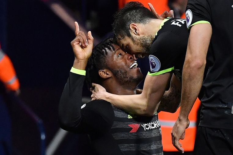 De Belgische aanvaller Michy Batshuayi van Chelsea viert feest. Hij maakte de enige goal vrijdag. Beeld AFP