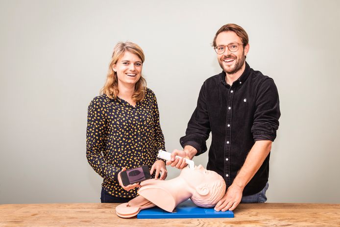 Dieuwertje Drexhage en Thom Weustink (rechts) willen de gezondheidszorg in Afrika beter maken door het maken van simpelere, sterkere en goedkopere medische apparatuur.