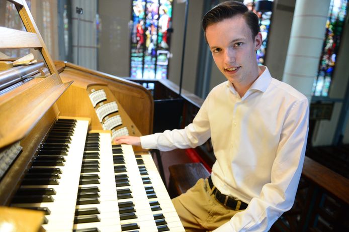 Maarten Wilmink achter het orgel in de Lambertusbasiliek, waar de 20-jarige uit Borne zaterdag de dertigste editie van de serie orgelconcerten opent.