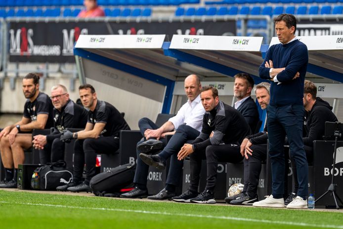 De technische staf van PSV tijdens het duel met Willem II.