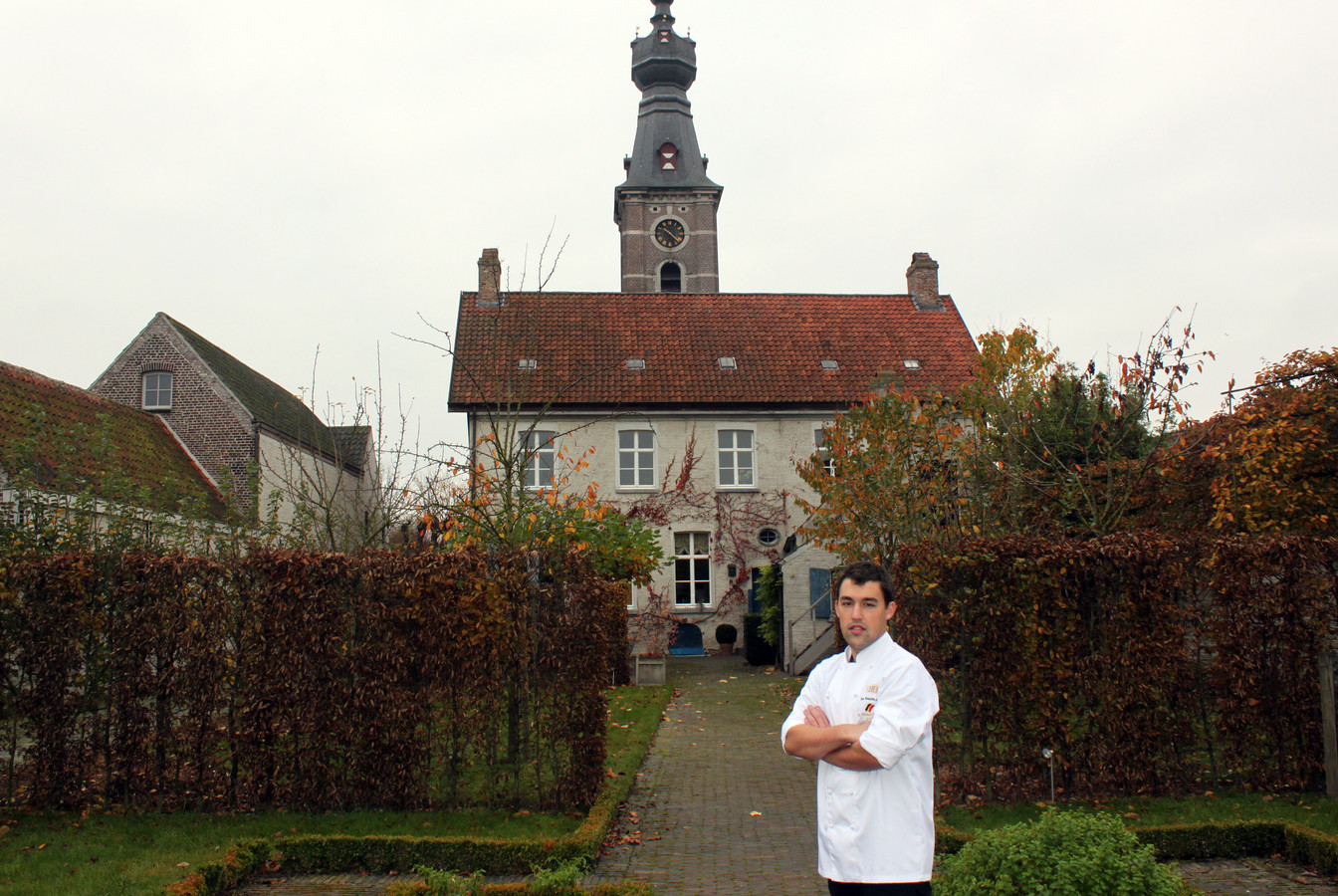 Voormalig gemeentehuis van Hansbeke staat te koop minimaal 900.000