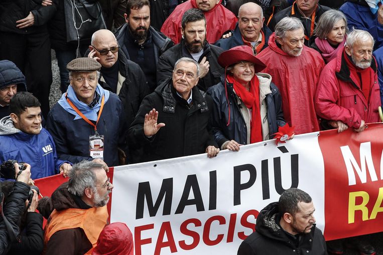 In Rome demonstreerde links dan weer met de slagzin 'Nooit meer fascisme'. Beeld EPA