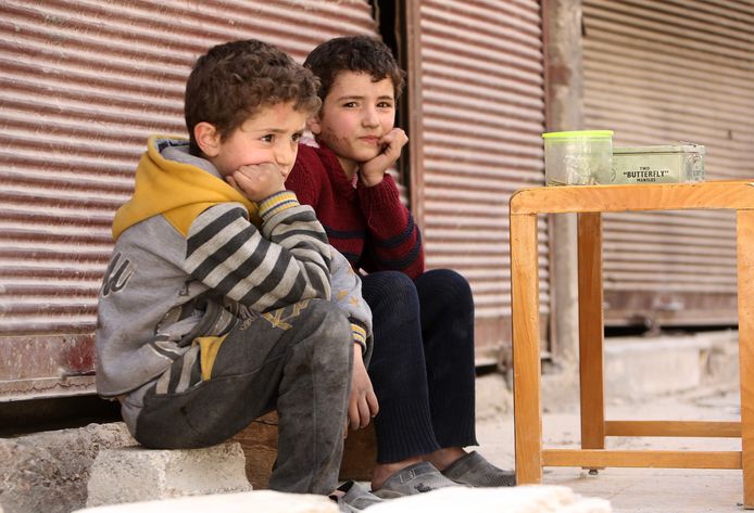Twee Syrische jongetjes in de stad Douma.