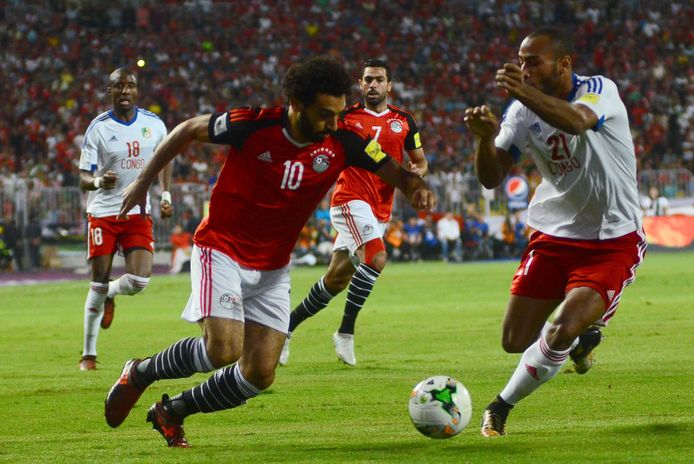 Mohamed Salah (l) loodste Egypte met twee goals naar de zege