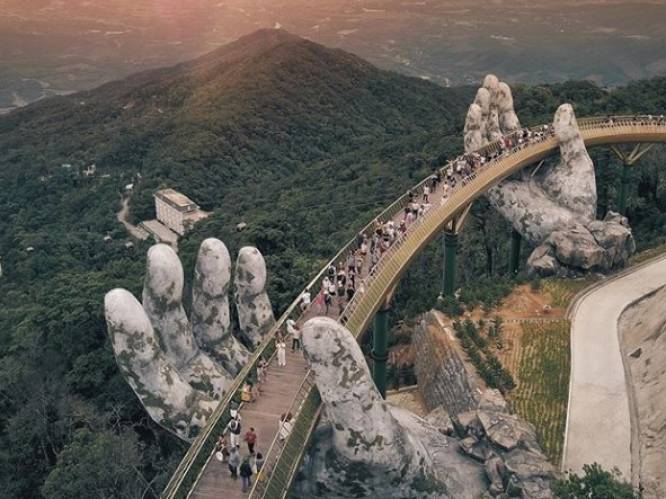 Toeristen letterlijk op handen gedragen in Vietnam na opening wondermooie gouden brug