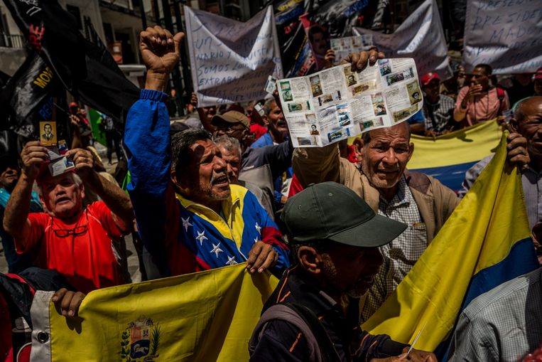 Voorstanders van de regering zijn blij met de komst van de bolívar soberano, de munt die het land zou moeten redden. Beeld NYT