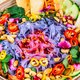 In geuren & kleuren: zo maak je deze prachtige rijstnoedelsalade