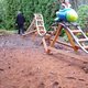 Vader bouwt achtbaan in de achtertuin voor zijn twee kinderen