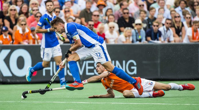Sander de Wijn (Kampong) passeert Xavi Lleonart Blanco (Bldaal)  tijdens de EHL finale  Kampong-Bloemendaal .