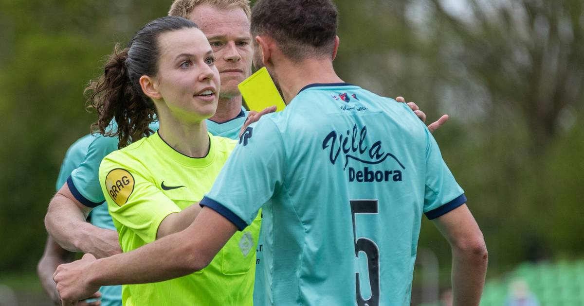 Wedstrijd stilgelegd door kapotte vlag en twee keer rood binnen 10 seconden: dit gebeurde er op de v