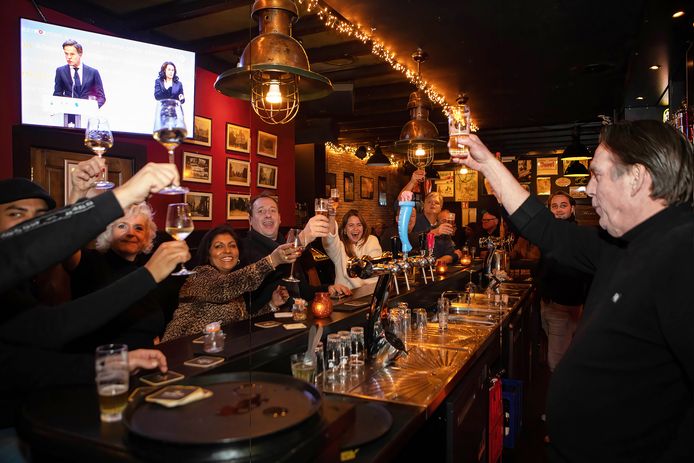 In café De Heeren van Breda werd vrijdag tijdens de persconferentie in verband met de corona pandemie van de regering op cynische wijze getoost op de nieuwe beperkingen.