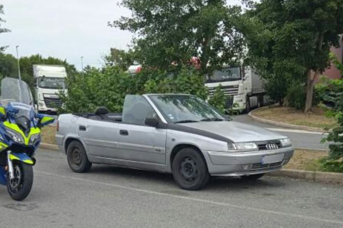 De zelfbouw-cabriolet op de Franse snelweg