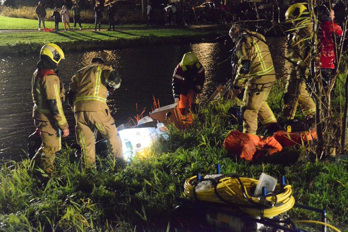 Hulpdiensten hebben de betreffende scooter uit het water weten te halen maar van de maaltijdbezorger zelf ontbreekt ieder spoor