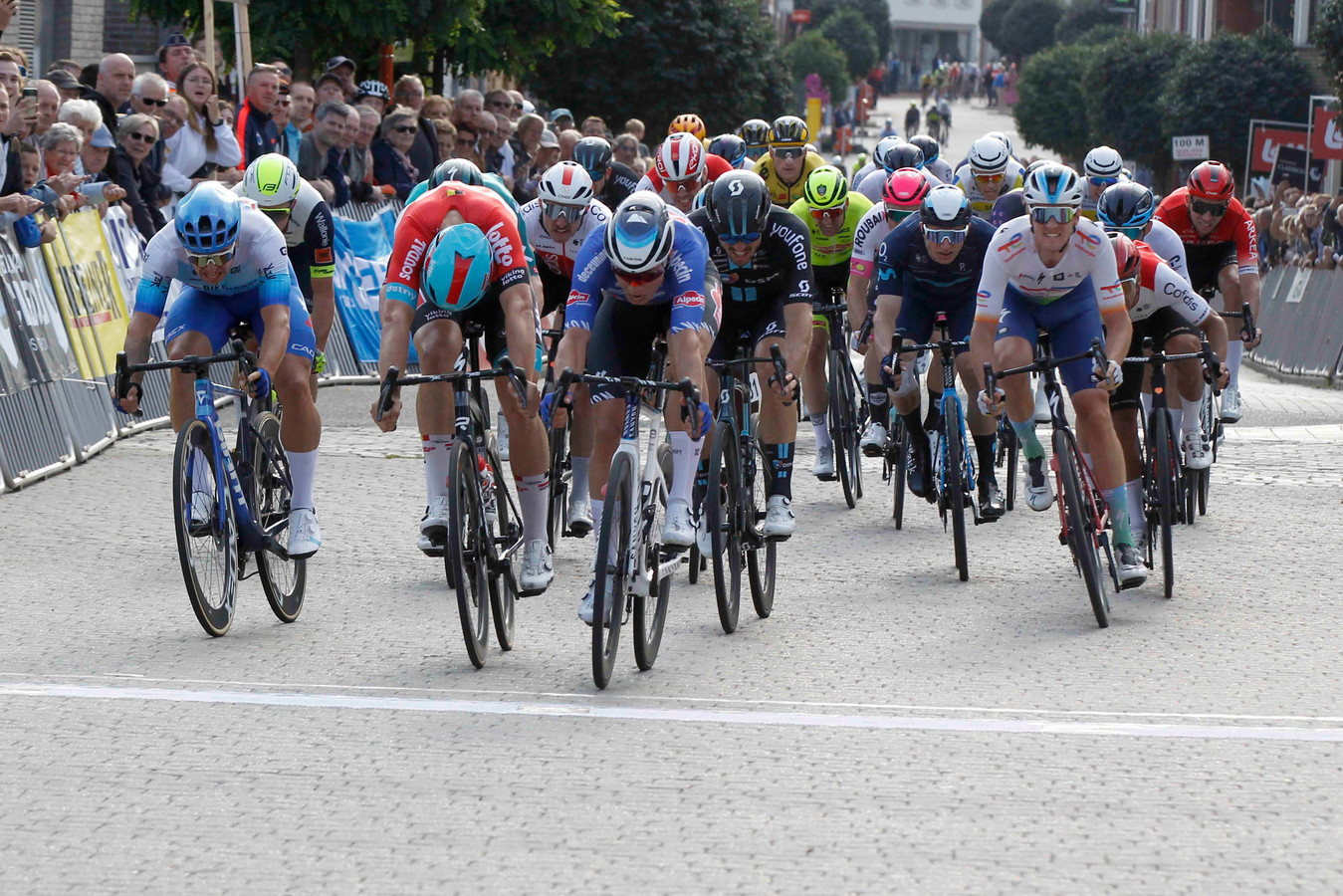 Jasper Philipsen de snelste in Omloop van het Houtland “Mooi podium