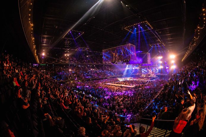 Holland Zingt Hazes in een uitverkocht Ziggo Dome.