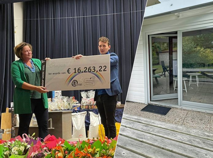 Marieke Braber van Thuredriht ontvangt in Lewedorp een cheque van Frederik Dekker van postduivenvereniging Zeeland ’96. Rechts de achterpui van een van de huizen. Daar komt een nieuwe pui in voor meer licht en een betere toegankelijkheid van de vakantiewoning. Nu ligt er nog een drempel