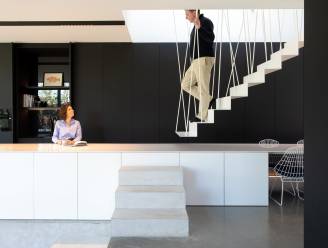 “Mocht er een prijs voor de meest originele trap bestaan, dan overtreft dit model alle concurrentie”: op bezoek in de creatieve woonst van Robert en Jolien