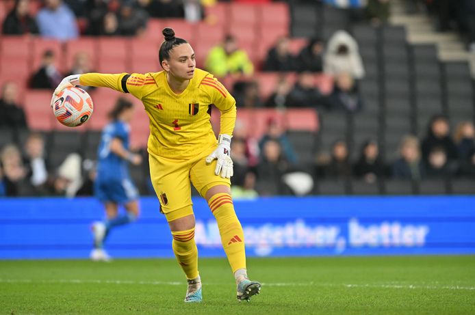 Nicky Evrard in het shirt van de Red Flames.