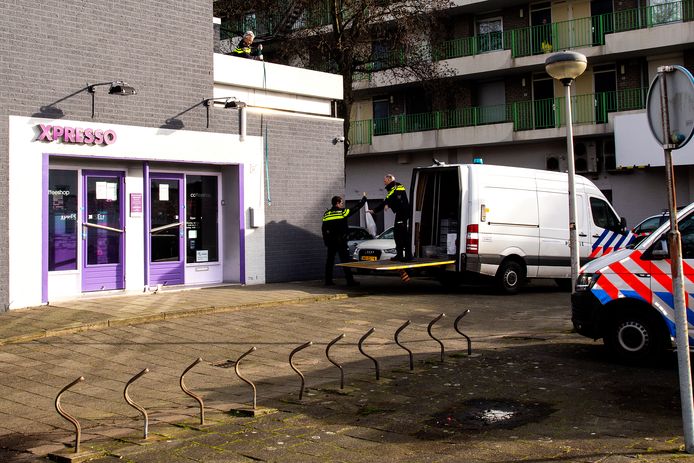 Agenten haalden donderdagmorgen tientallen kilo's drugs uit de al maanden gesloten coffeeshop