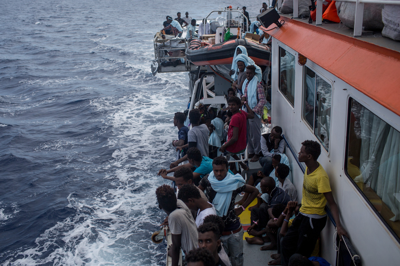 Vluchtelingen op een boot nabij Lampedusa