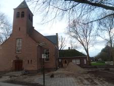 Hervormde kerk in Andel is weer zichtbaar: hekwerk weg, overbodig groen weg
